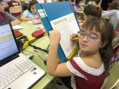 Enara Fernández, en su clase en la <i>ikastola</i> Landaberri.