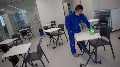 El colegio Summa de San Sebastián prepara este martes las aulas ante la vuelta de los alumnos a clase.