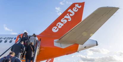 Un grupo de viajeros accede a un avión de Easyjet.