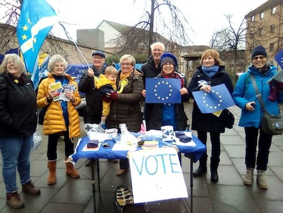 Um grupo de partidários da permanência na UE, entre eles Bill Rodger (atrás, com cabelo branco), no sábado em Edimburgo, Escócia (Reino Unido).