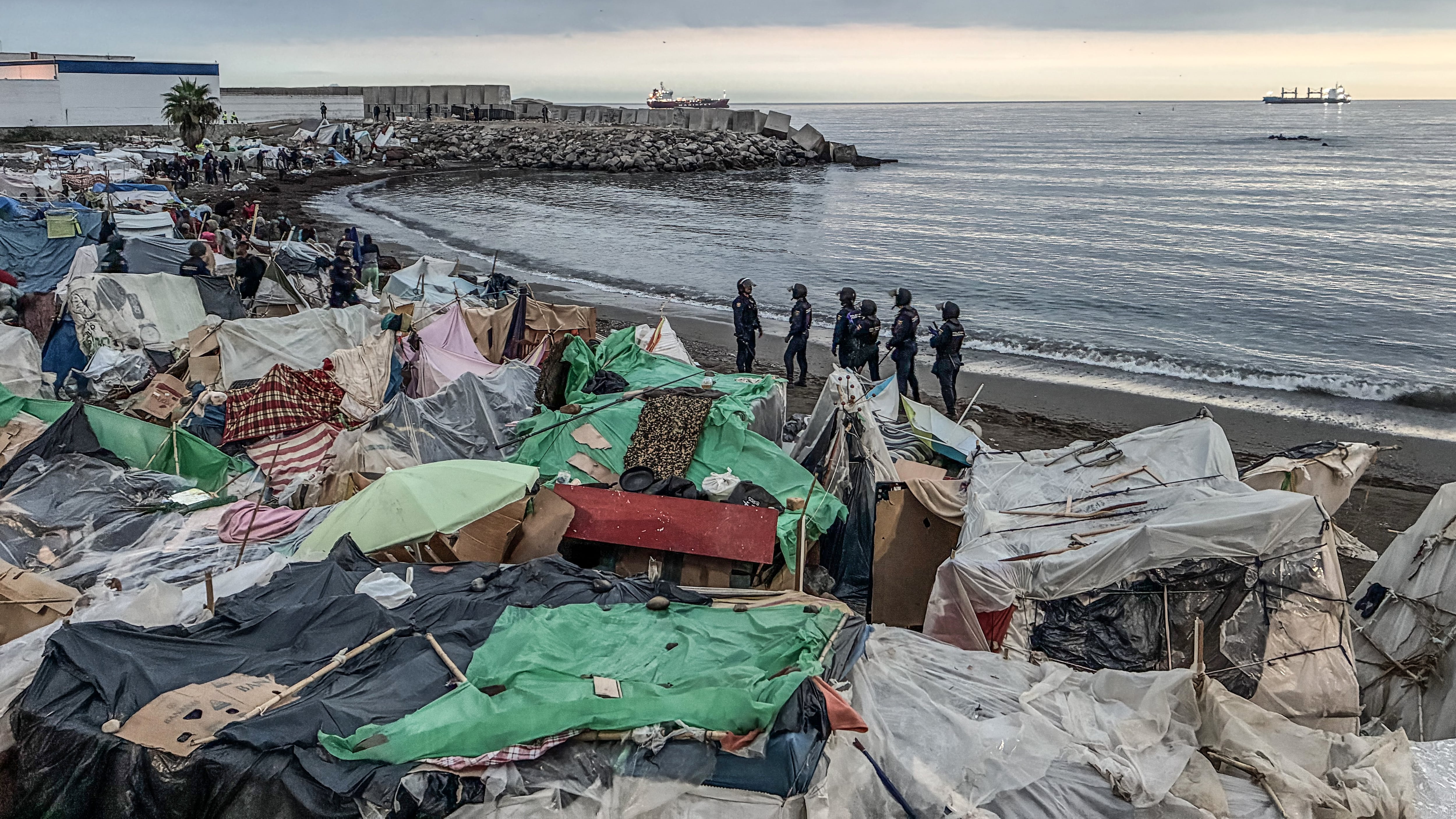 La Policía desaloja el último tramo de la playa Benítez de Ceuta