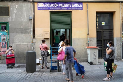 Entrega de alimentos a personas necesitadas en la Asociación Valiente Bangla del barrio de Lavapiés.