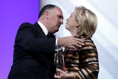 Jos&eacute; Andr&eacute;s recibe de manos de Hillary Clinton un galard&oacute;n esta semana en Washington.