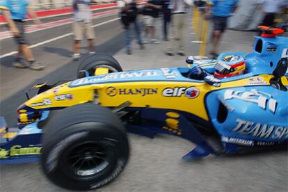 Alonso sale de <i>boxes</i> durante los entrenamientos del Gran Premio de Canadá, que se disputa en Montreal.