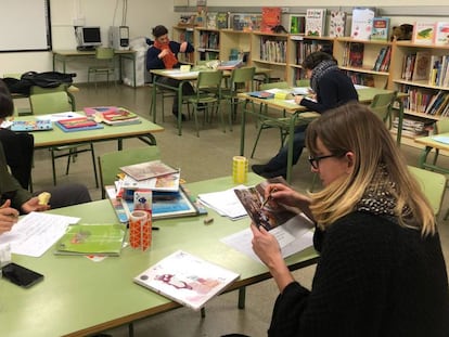 Una fotografia de la biblioteca de l'Escola Tàber