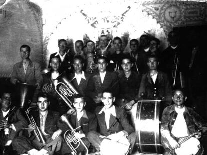 Ernesto Sempere, cuarto por la izquierda de la primera fila, con los miembros de la orquesta de la prisión.