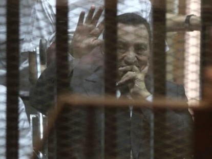 El expresidente de Egipto, Hosni Mubarak, saluda durante el juicio que le condena a tres a&ntilde;os de c&aacute;rcel por corrupci&oacute;n. 