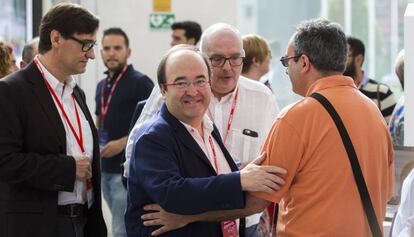 Salvador Illa (izquierda), con Miquel Iceta, en el congreso del PSOE.