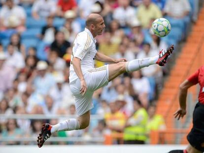 Zidane controla el balón en una acción del partido.