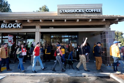 Trabajadores de Starbucks protestan frente a una sucursal de la franquicia, el 20 de diciembre en Burbank, California.