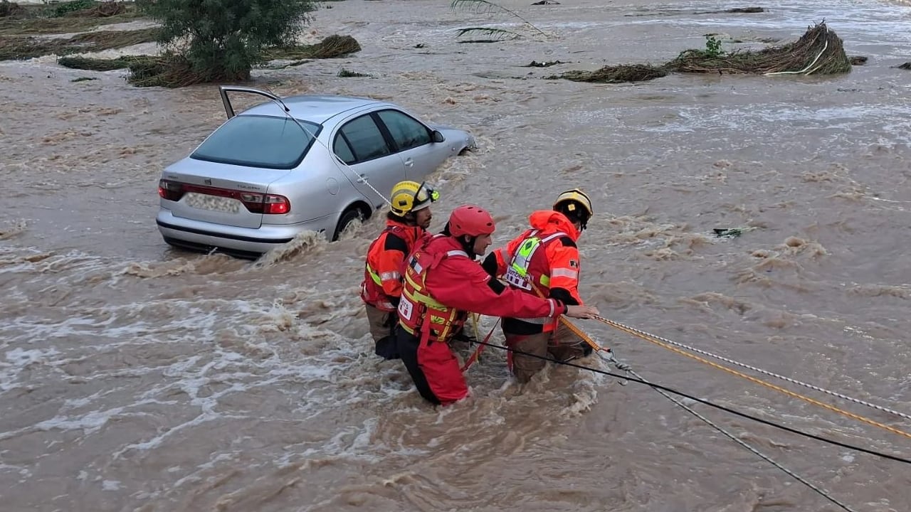 Las lluvias torrenciales provocan inundaciones en bajos y calles en Torredembarra y El Vendrell