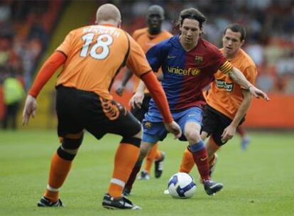 Messi controla la pelota ante Kenneth.