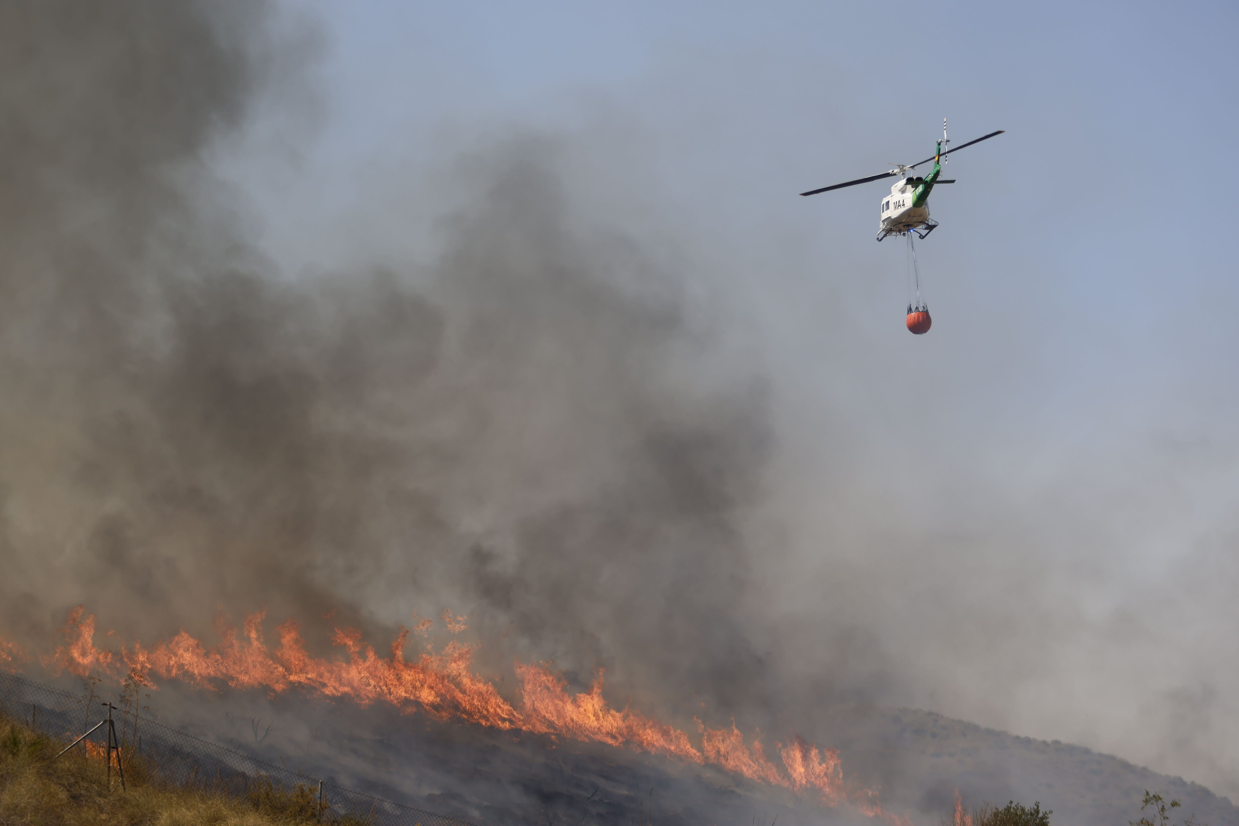 El viento da una tregua y permite pasar “al ataque” contra el letal incendio de Los Gallardos