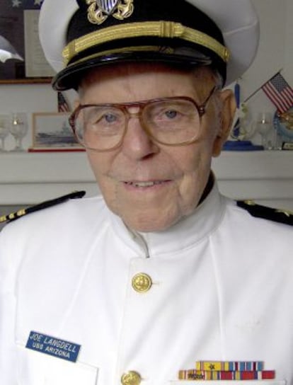 Joseph Langdell, con su uniforme blanco en su casa de Yuba City.