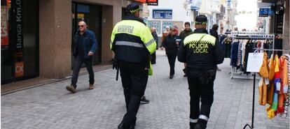 La policia local de Calafell patrullant per la ciutat.