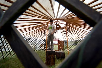 Una familia construye su 'ger', como se conoce en Mongolia a la yurta, en el terreno de 0,7 hectáreas al que tiene derecho por ley.