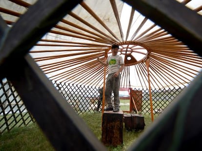 Una familia construye su 'ger', como se conoce en Mongolia a la yurta, en el terreno de 0,7 hectáreas al que tiene derecho por ley.
