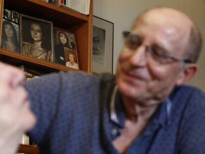 Ángel Hernández con María José Carrasco, en octubre pasado. En la librería, fotos de ella de joven. 