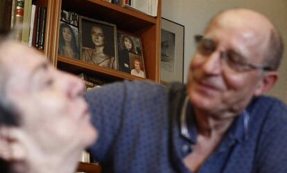 Ángel Hernández con María José Carrasco, en octubre pasado. En la librería, fotos de ella de joven. 