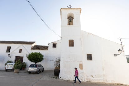 vecino pasea por una calle de Villanueva de Cauche, el 11 de julio de 2023.