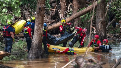 Bomberos de Ciudad Acuña realizan tareas de búsqueda y rescate en Texas, el 7 de julio de 2025.