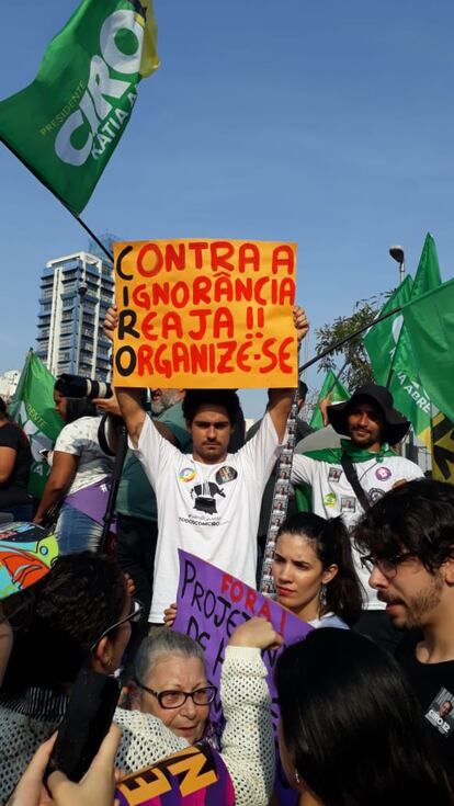 Outro cartaz na marcha em São Paulo. Militantes de vários candidatos aproveitaram para fazer panfletagem e campanha no ato. A única regra era repudiar o candidato de extrema direita, 