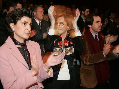 María San Gil, líder del PP vasco (izquierda); Ana Iribar, viuda de Gregorio Ordóñez, y José María Aznar.