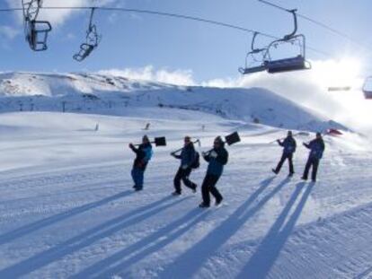 Los trabajadores de Sierra Nevada repasando las pistas tras la apertura de 2011.