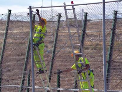 Operarios reparan la valla de Melilla, el 28 de mayo.