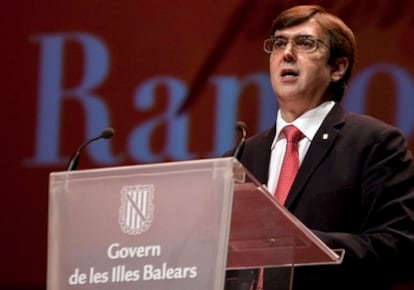 El presidente del Gobierno balear Francesc Antich pronuncia unas palabras durante el acto institucional de entrega de las Medallas de Oro de la Comunidad y los Premios Ramón Llull.