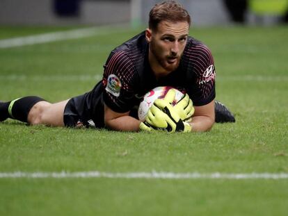 Oblak, bloca el balón durante un partido del Atlético.