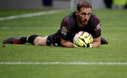 Oblak, bloca el balón durante un partido del Atlético.