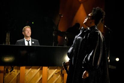 La gala donde se conceden los galardones más importantes de la música se celebró en el Convention Center de Los Ángeles. En la imagen, Chris Martin y Brittany Howard, durante su presentación en la 63ª Entrega de los premios Grammy.
