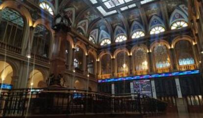 Interior de la Bolsa española en Madrid.