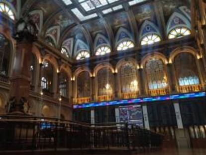 Interior de la Bolsa española en Madrid.