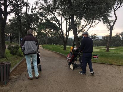 Dos golfistas jubilados se dirigen hacia el hoyo 10, en el Club de Campo.