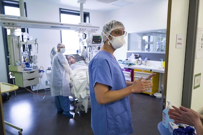 Personal sanitario atiende a pacientes con coronavirus en el Hospital Louis Pasteur en Colmar, Francia, el 26 de marzo.