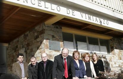 El alcalde de Vimianzo, con corbata roja, con otros concejales 