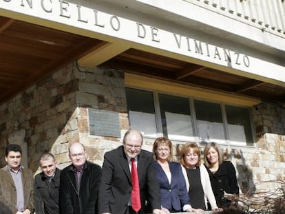 El alcalde de Vimianzo, con corbata roja, con otros concejales 