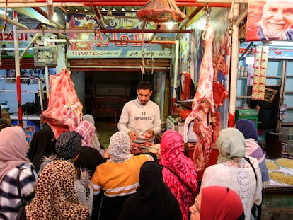 Un carnicero despacha a sus clientas en el mercado Al-Monira, en Guiza (Egipto).