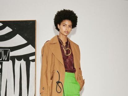 Victoria Beckham propone un colorido viaje a los años setenta