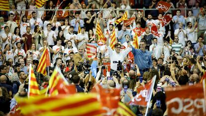 El candidato socialista a las elecciones en Cataluña, Salvador Illa; y el presidente del Gobierno, Pedro Sánchez, durante el acto de cierre de campaña del PSC en Barcelona.