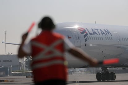 Un avión de Latam Airlines llega al Aeropuerto Internacional Arturo Merino Benítez en Santiago.