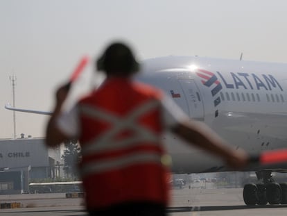 Un avión de Latam llega al aeropuerto internacional Arturo Merino Benítez, en Santiago, Chile.