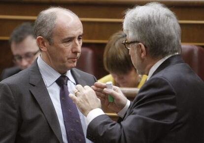 El portavoz del PNV, Josu Erkoreka (i), conversa con el diputado de CiU Josep Sánchez Llibre en el Congreso.