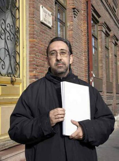 Fernando Pastor,  frente al colegio público de Valladolid Macías Picavea.