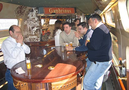 Varios fumadores en la cafetería del AVE, en la línea Madrid-Sevilla, el pasado jueves.