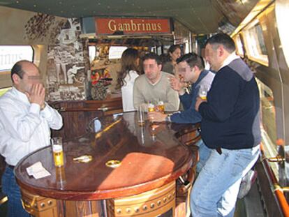 Varios fumadores en la cafetería del AVE, en la línea Madrid-Sevilla, el pasado jueves.
