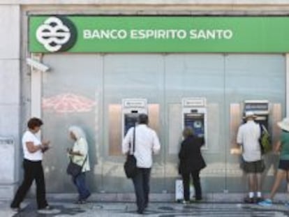 Un grupo de personas retira dinero de una sucursal del Banco Espirito Santo en Lisboa.