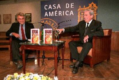 Felipe González y Mario Vargas LLosa, ayer, en Casa de América, en Madrid.